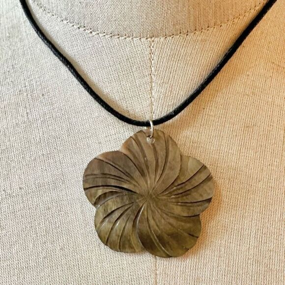 Flower abalone pendant necklace on cord - Picture 1 of 9